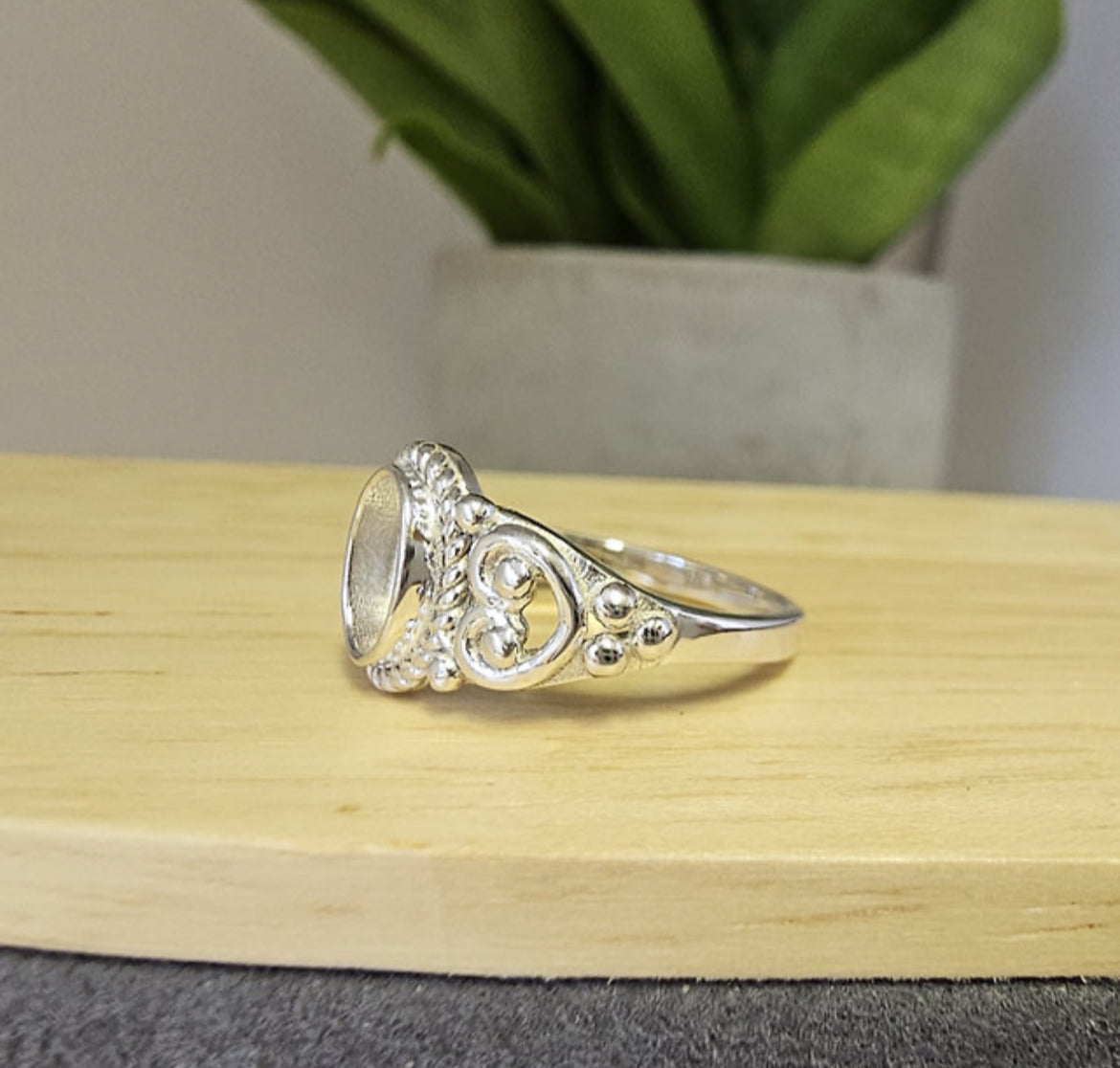 Filigree Bobble Oval RIng
